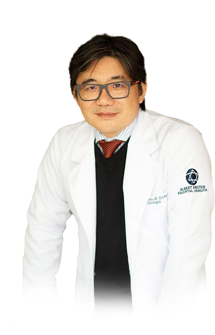 Dr. Flávio Iizuka, urologista em São José dos Campos, de jaleco branco